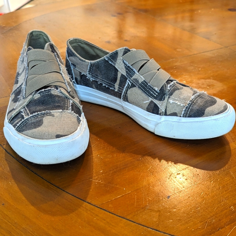 Blowfish size 8 Camo Slip-on Shoes